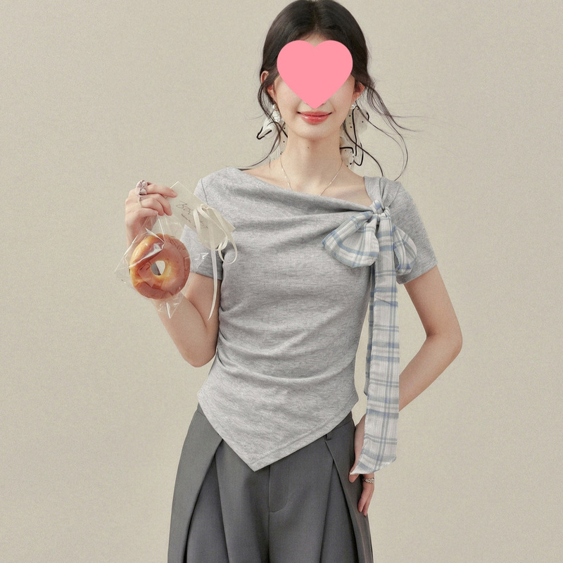 Ouyang Xi's "Aerobic Summer" Gray Short-Sleeved T-Shirt Is a Stunningly Beautiful Asymmetrical Off-Shoulder Top for Summer