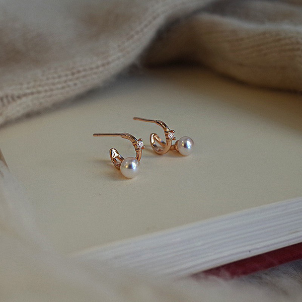 Design summer earrings from pearl