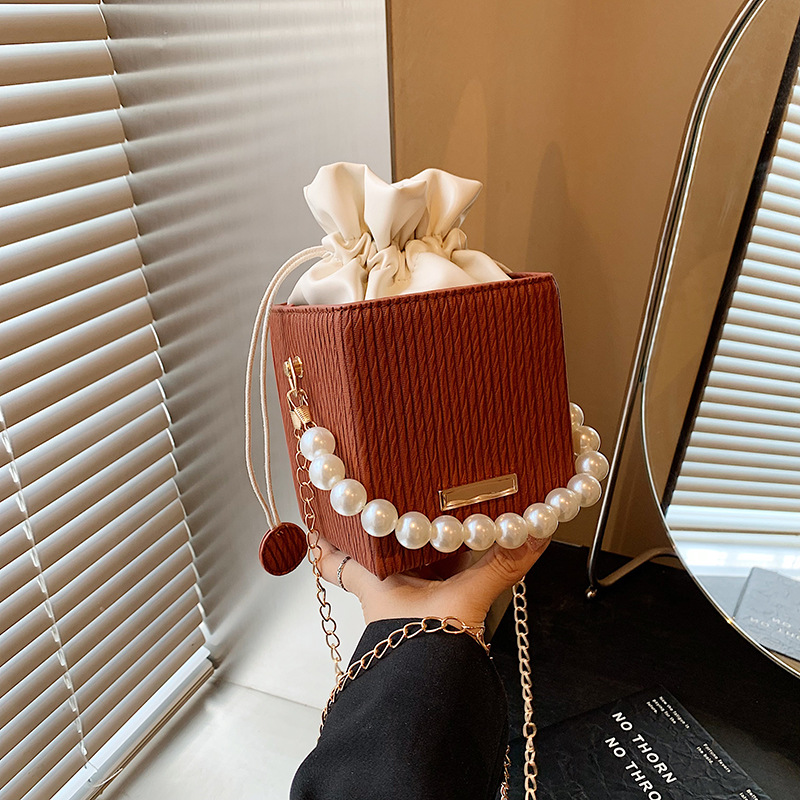 Una pequeña cadena de viento de fragancia tejida simple mochila casual, estilo de viaje coreano mini bolso de cubo, bolso de perla