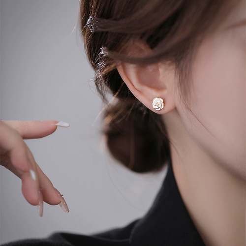 s925 sterling silver camellia earrings, fashionable and high-end pearl earrings, retro small fragrant Internet celebrity temperament earrings