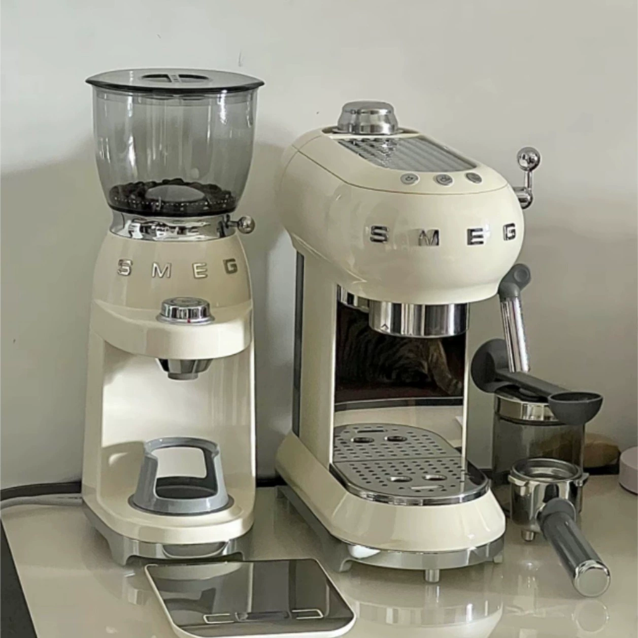 Кофемашина SMEG набор SMEG кофемашина EC01 + измельчитель CGF01 многоцветный вариант