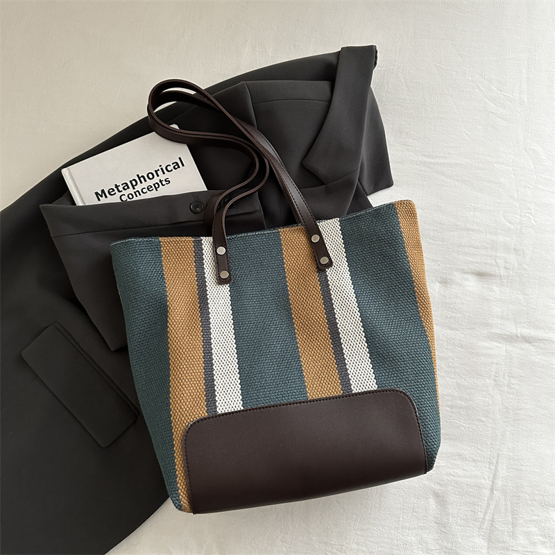 2024 otoño y invierno nuevo estilo versátil en el transporte de gran capacidad bolsas de hombro y brazo de este año populares bolsas de mano retro