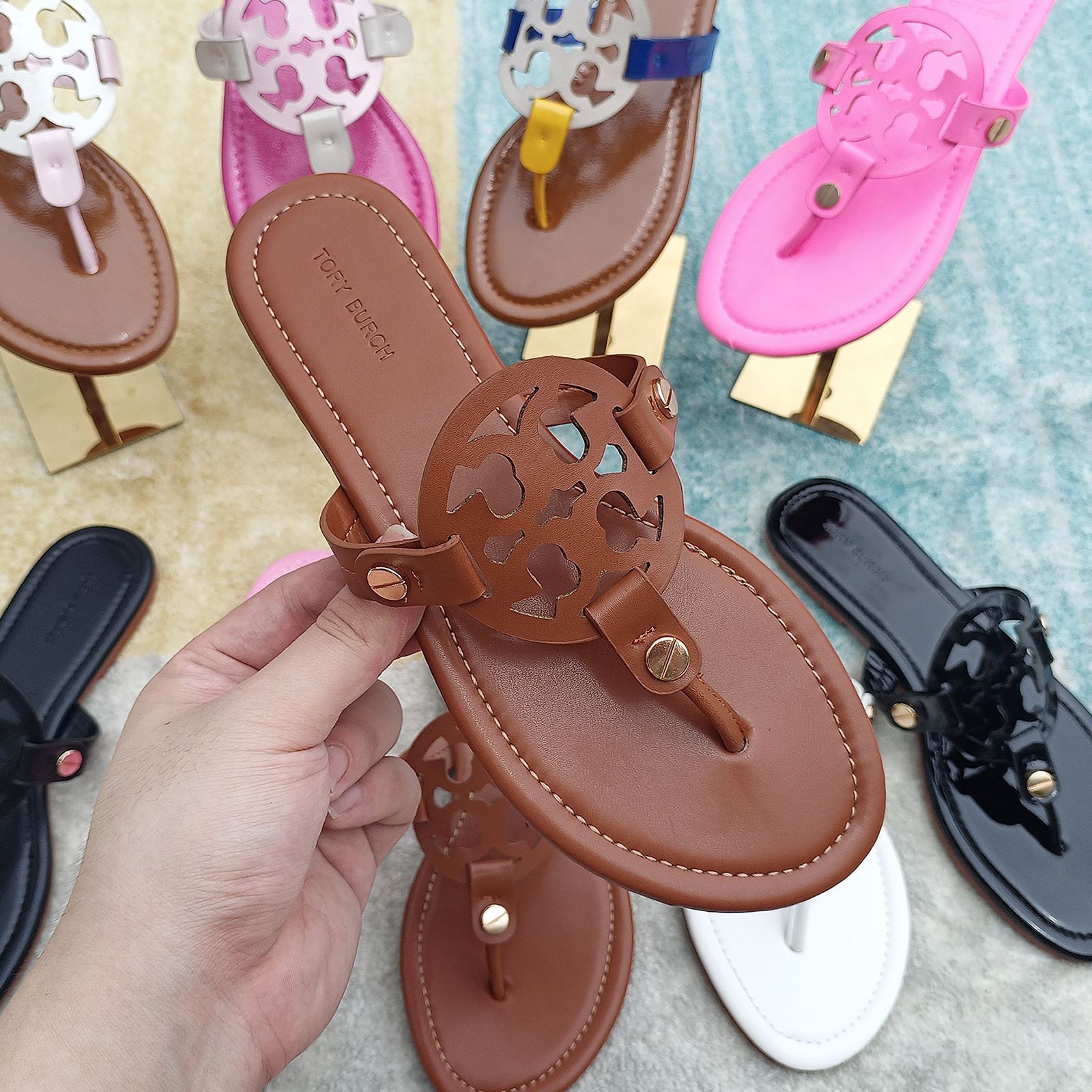 Comercio exterior TB casa 2026 diamante flip flops para mujeres de tamaño grande con un fondo plano doble T zapatillas frías fábrica al por mayor sandalias image 27