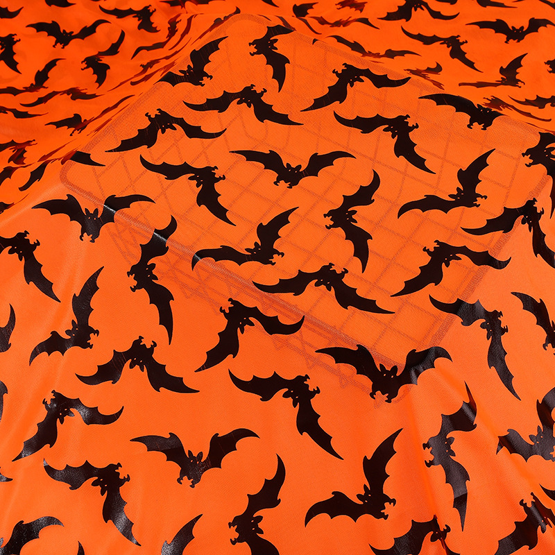現物のオレンジ色の黒いコウモリは金布のハロウィンの舞台にアイロンをかけます。|undefined