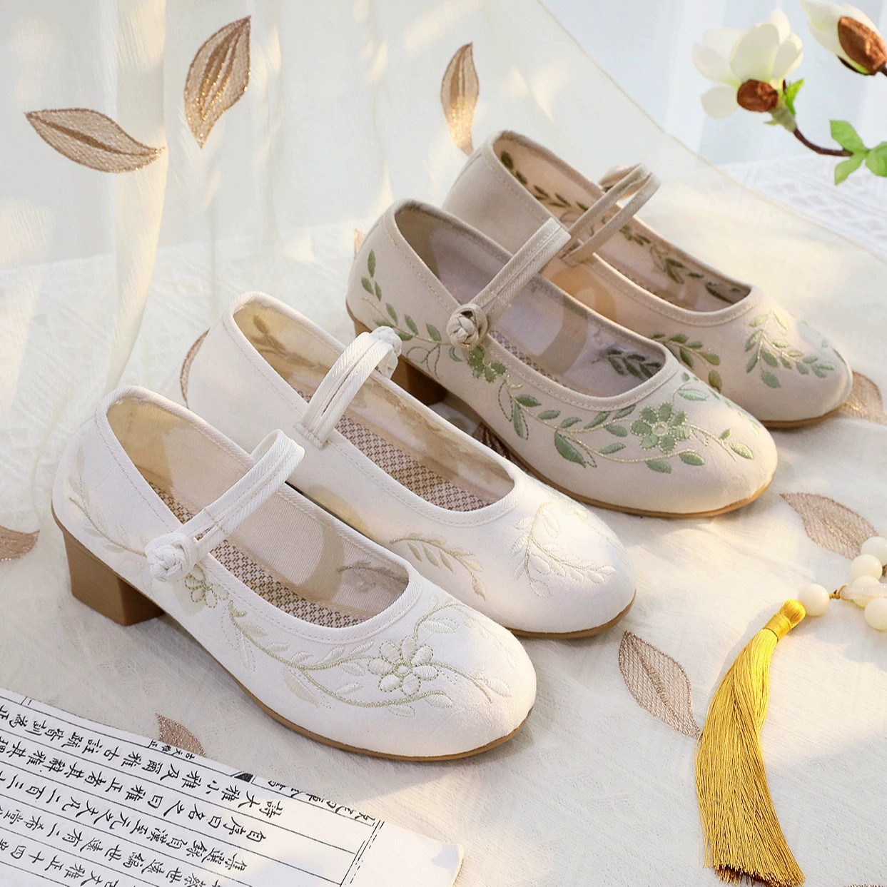 2023 Four Seasons Весна и Лето 5 см с круглой головкой на высоком каблуке Одиночная обувь Деловая карьера Пригородный короткий каблук с вышивкой на среднем каблуке Пряжка Этническая группа