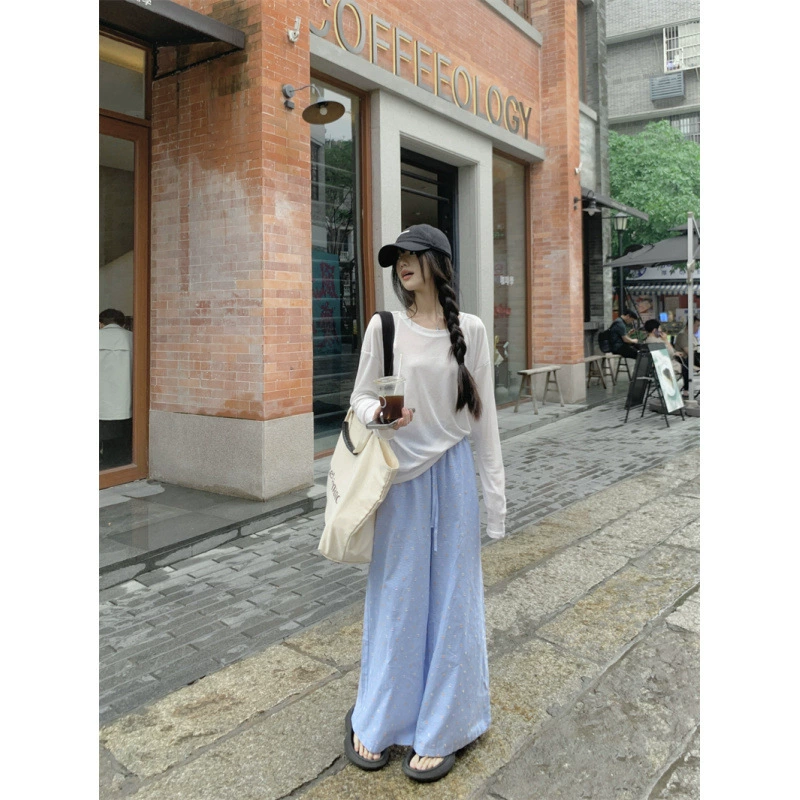 В наличии реальные фото и цены: Яркие и веселые текстурированные брюки в горошек цвета допамина + солнцезащитная белая футболка с длинными рукавами.