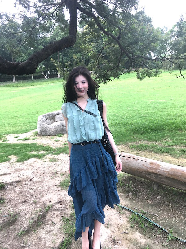 2025 New Design Ruffled V-Neck Sleeveless Shirt for Women Summer High-Waisted Irregular Skirt Two-Piece Set