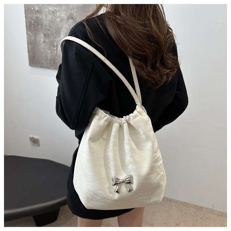 Large-capacity, elegant commuter tote bag, bow single-shoulder bag, distinctive pleated crossbody bag, 2024 new style bag trend undefined