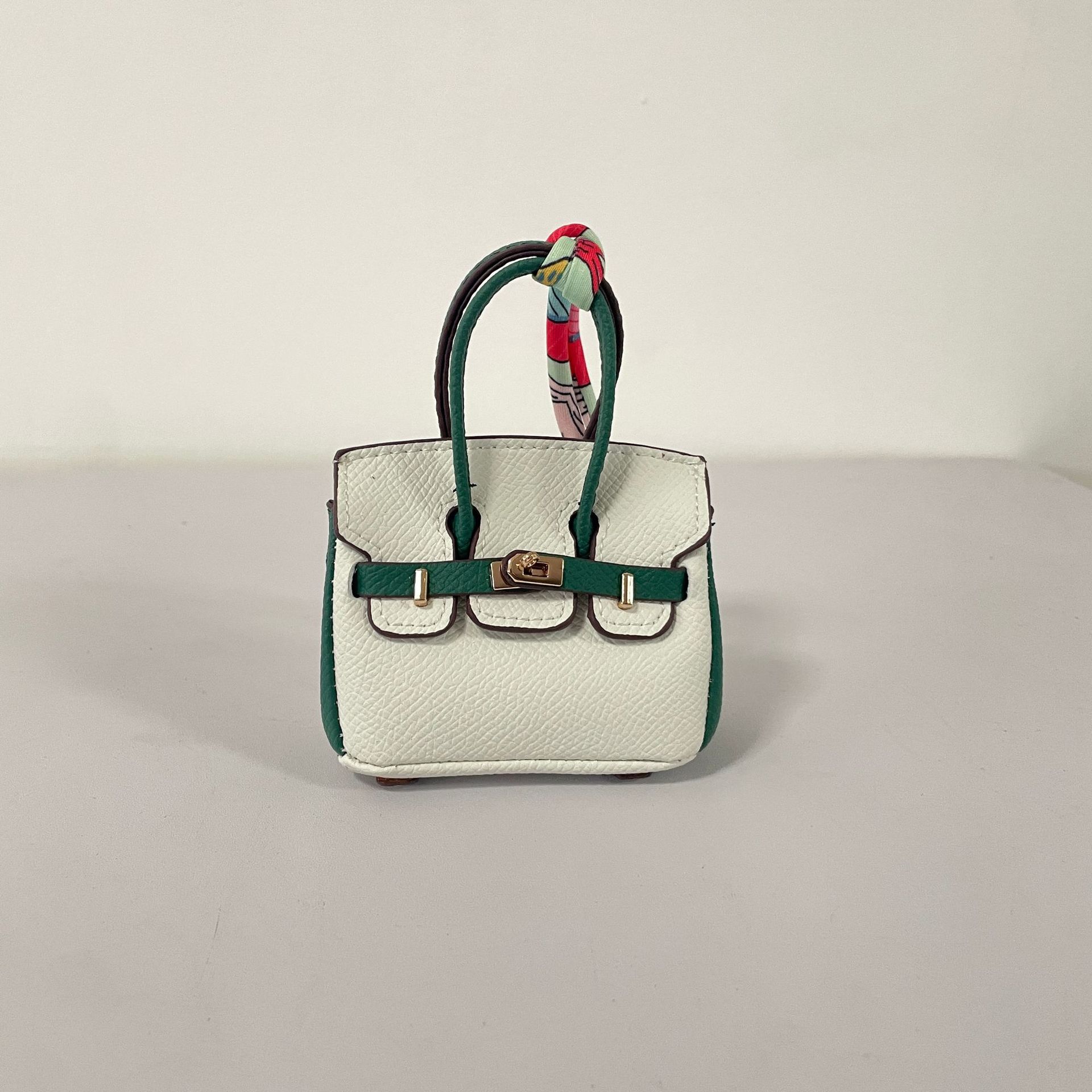 Mini colgante de bolsa de platino de color de contraste, colgante de bolsa de auriculares sobre rojo de alta gama, colgante de llavero de coche, colgante al por mayor