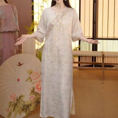 新しい中国式のプリントのストラップは腰のワンピースの女性の2025夏服の新型の気質を収めて年齢を減らします。
