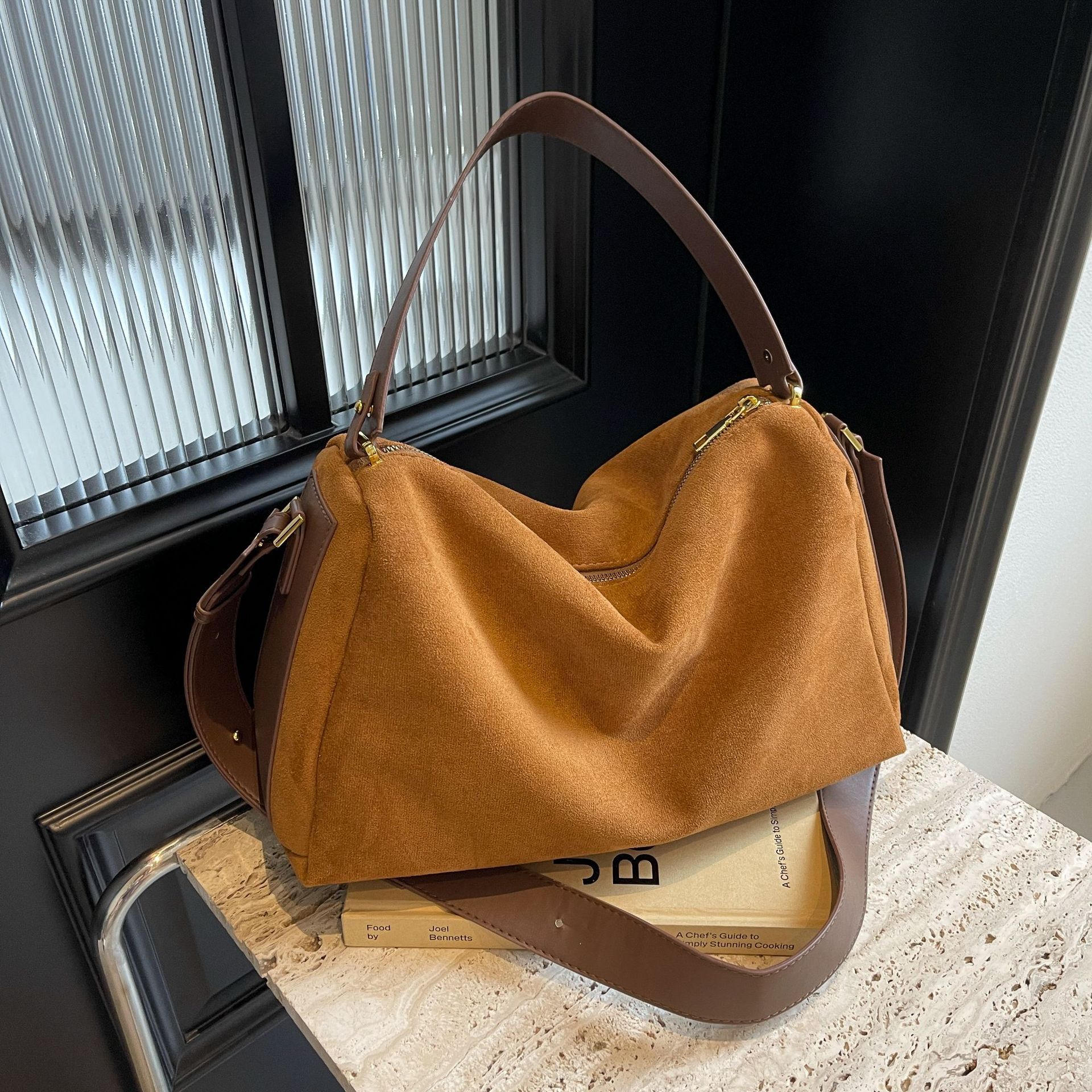 Bolsos de nicho para mujer 2024 nuevo bolso de almohada de gamuza versátil de alta calidad bolso de mensajero de un solo hombro portátil de gran capacidad