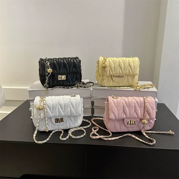 Spring and summer 2023 new fashion chain diamond lattice shoulder messenger small square bag women's bag support a large number of wholesale mixed batch