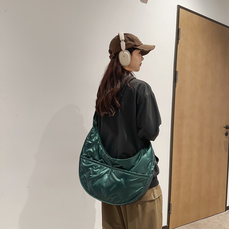 Retro capacious one-shoulder bag