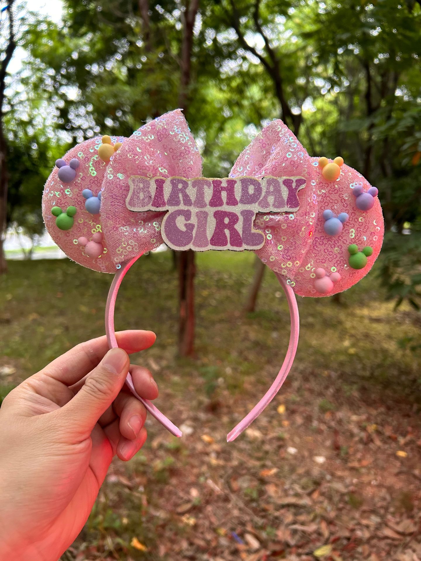 컬러풀한 미키 헤드가 달린 핑크 스팽글