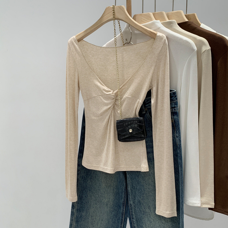 Korean-Style Women's Clothing, European Goods, Lyocell Tencel Wool, High-End Twist V-Neck Base Layer, Autumn and Winter 2026 New Model 4