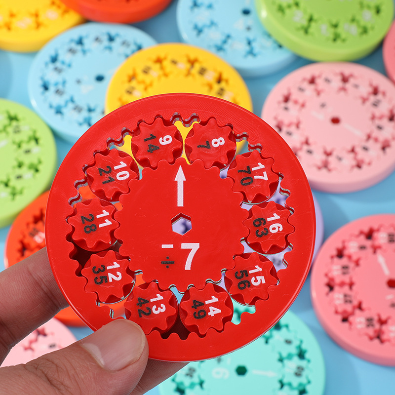 덧셈, 뺄셈, 곱셈, 나셈이 하나로 무작위입니다.