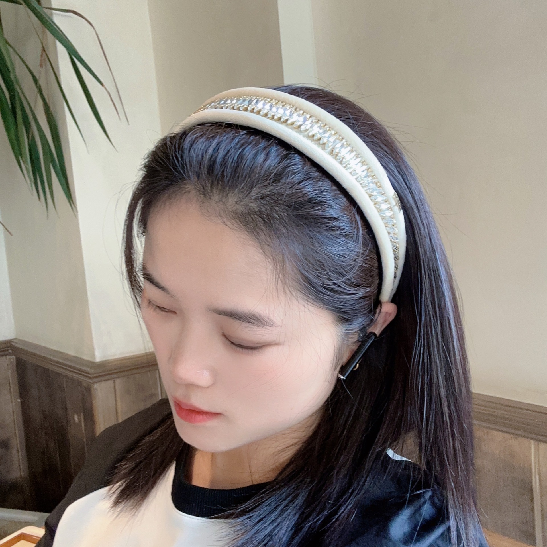 156g Weight Hair Band Hair Accessories Type Rhinestones Inlay Material 1 Piece Quantity Casual, Daily Occasion Flannel Material Solid Color Pattern Women's Gender Inlay Design Elegant, Simple Style Style Coffee, White, Black Color Velvet Rhinestone Light Luxury Wide Brim Hair Band High-Grade Western Style Heavy Industry Pressure Hair Clip High Skull Top Headband Hair Accessories 5