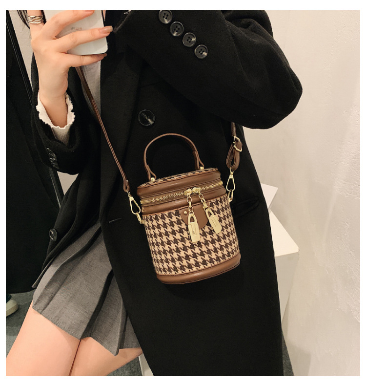 2021 New Trendy Autumn Fashion Single-shoulder Handbags Messenger Lattice Bucket Bag display picture 3