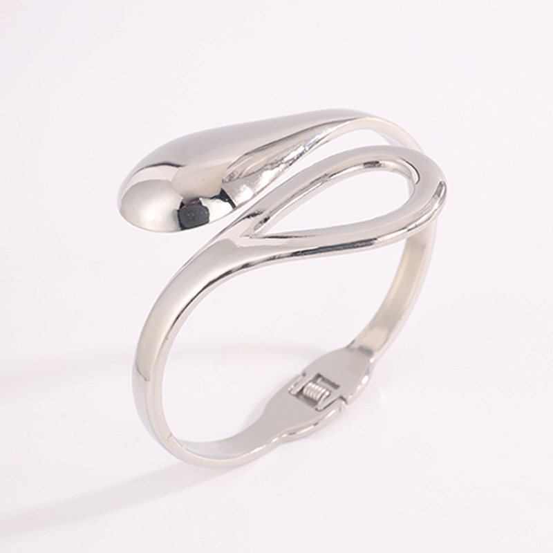 Brazalete de acero de titanio de diseño simple y exquisito abertura hueco abraza brazalete de oro de 18k elástico joyas de brazalete cruzada