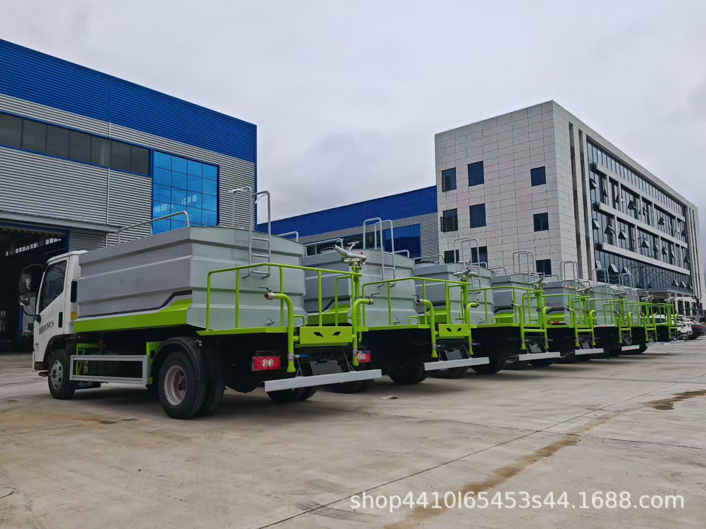 Qifang Blue Brand Source Manufacturer Direct Sales, Sprinkler Truck Wholesale Manufacturer, Door-To-Door Delivery with License Plate Included