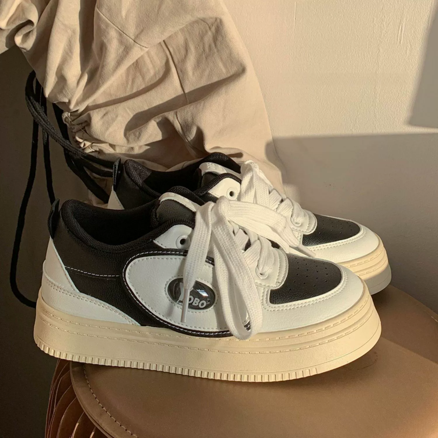 Мягкая кожа 2024 весна и осень новая студенческая дикая обувь на платформе нишевые дизайн маленькая белая обувь женская спортивная повседневная обувь