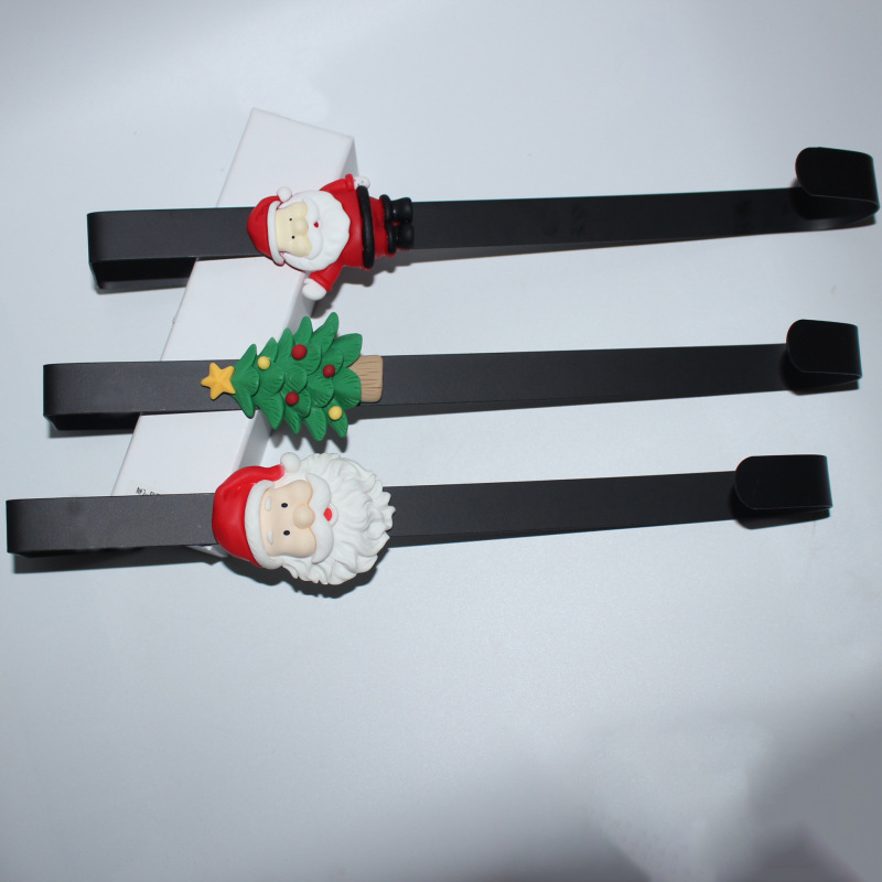 工場は国境を越えたクリスマス装飾品のドアの後にクリスマスの花輪をフックしてドアに花輪フックをかける|undefined