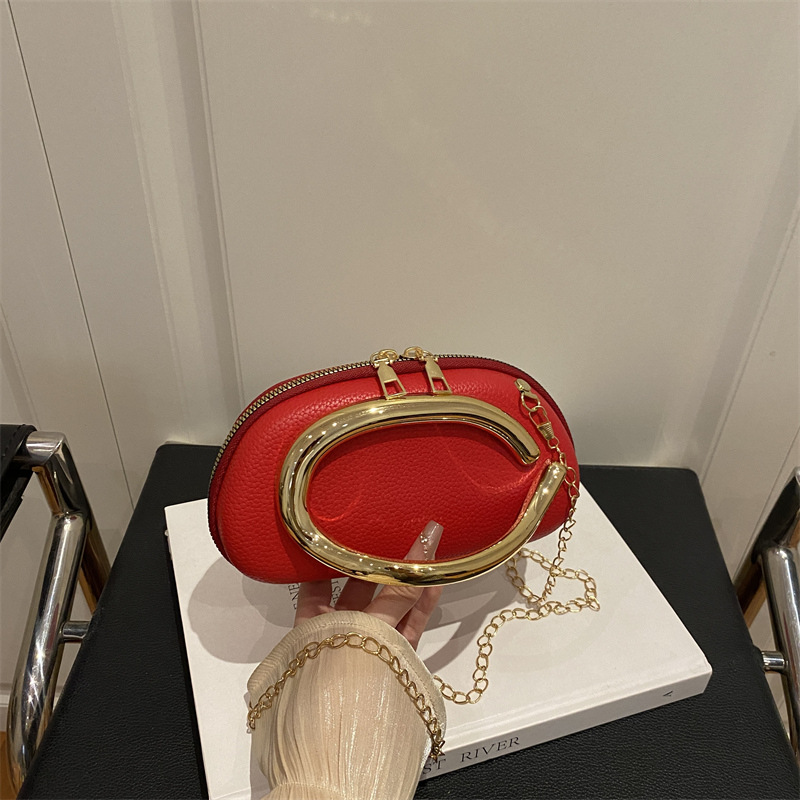 Elegante borsa a tracolla da donna con catena e decorazioni_voghion.com