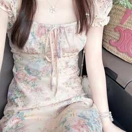 法式茶歇刺绣碎花方领连衣裙女夏季新款收腰显瘦度假提花系带长裙