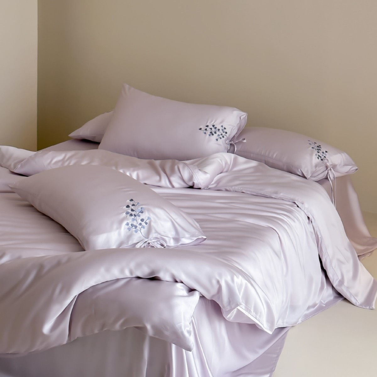 High-end Tencel Four-piece Bedding Set Embroidered Lyocell Sheet_voghion.com