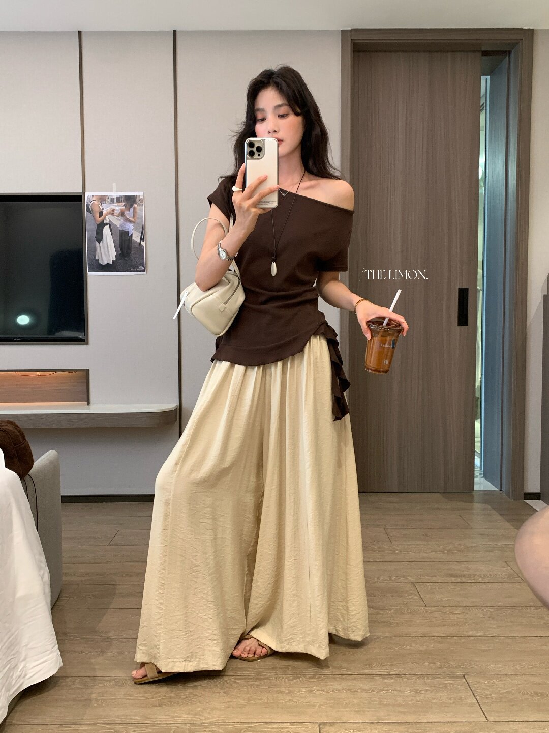 Áo thun nữ tay ngắn thiết kế lệch vai, dây rút eo, phong cách Hàn Quốc — màu đen, Màu cà phê, màu trắng, Xám hoa chi tiết 48