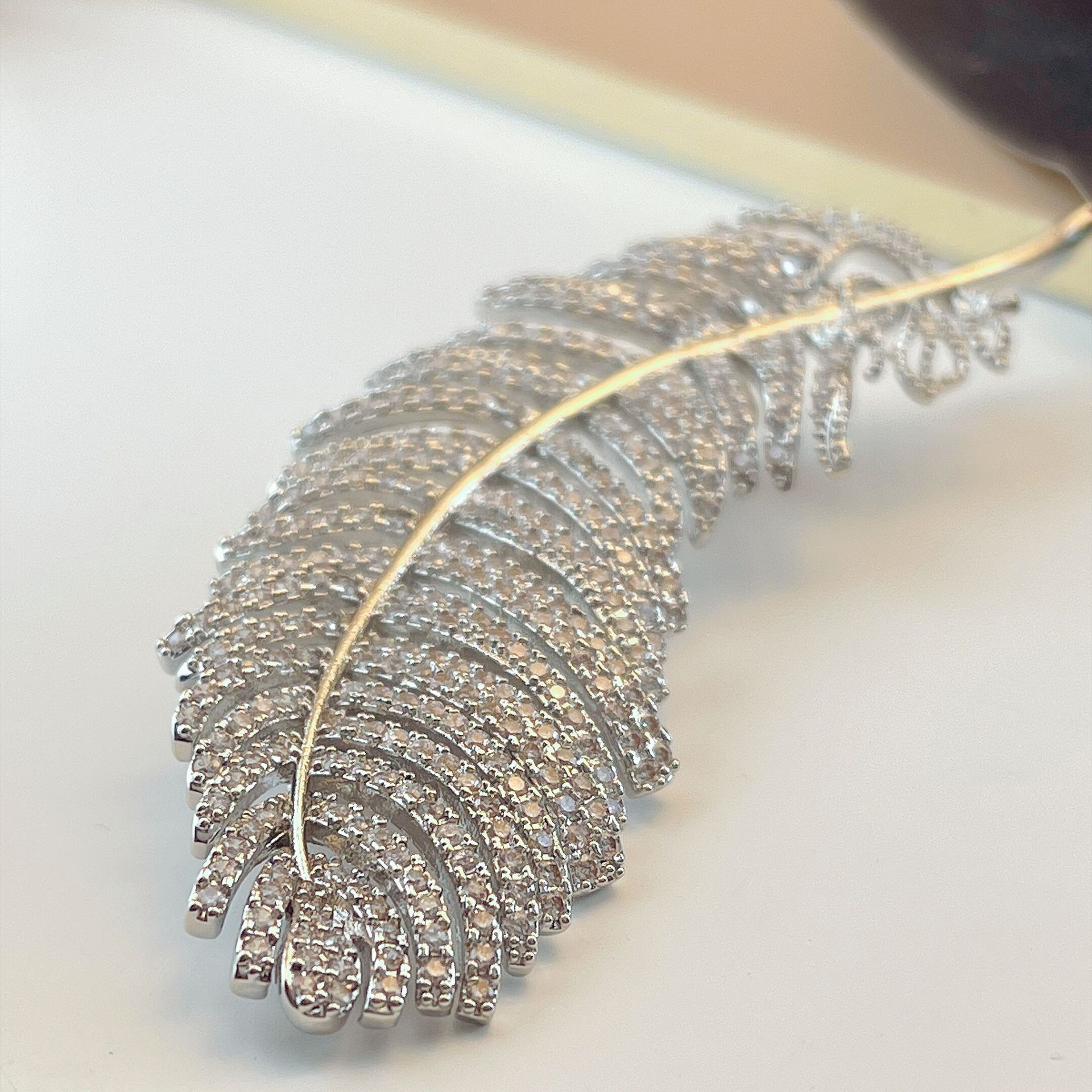 Broche de cadena retro estilo de diseñador estilo palacio nicho de perlas broche de sensación de alta gama broche atmosférico accesorios para trajes accesorios de vestir_voghion.com