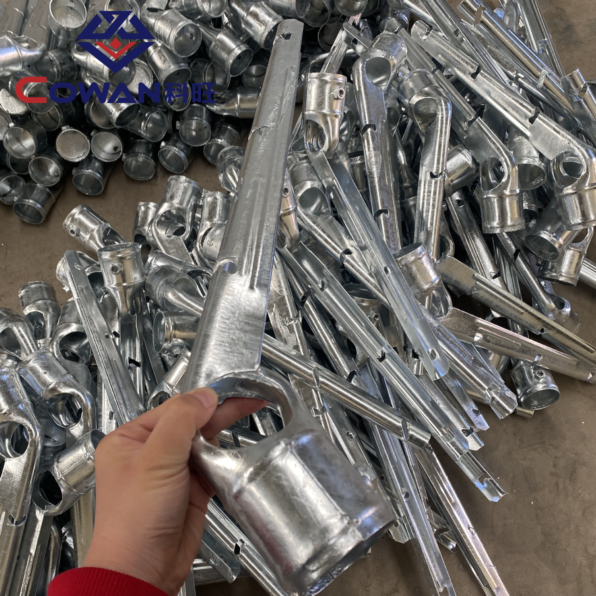 60 soportes de alambre de púas de tubo tirando de alambre de púas de tres vías, codo de brazo de apoyo de cuerda de púas simple agrícola Single support arm