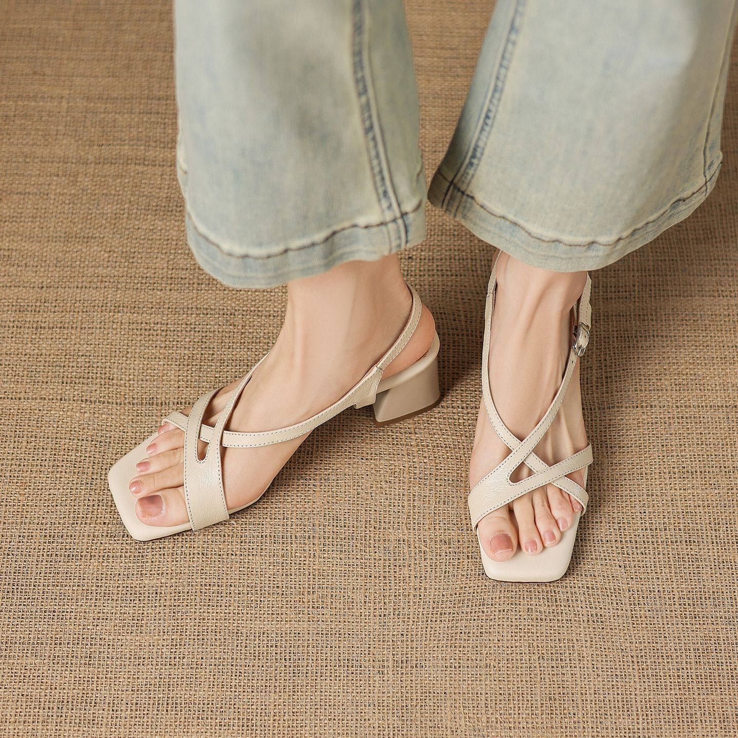 Sandal nữ hở mũi mũi vuông chất da dê, gót thô 5 cm, quai ngang một khóa, phong cách La Mã — màu be