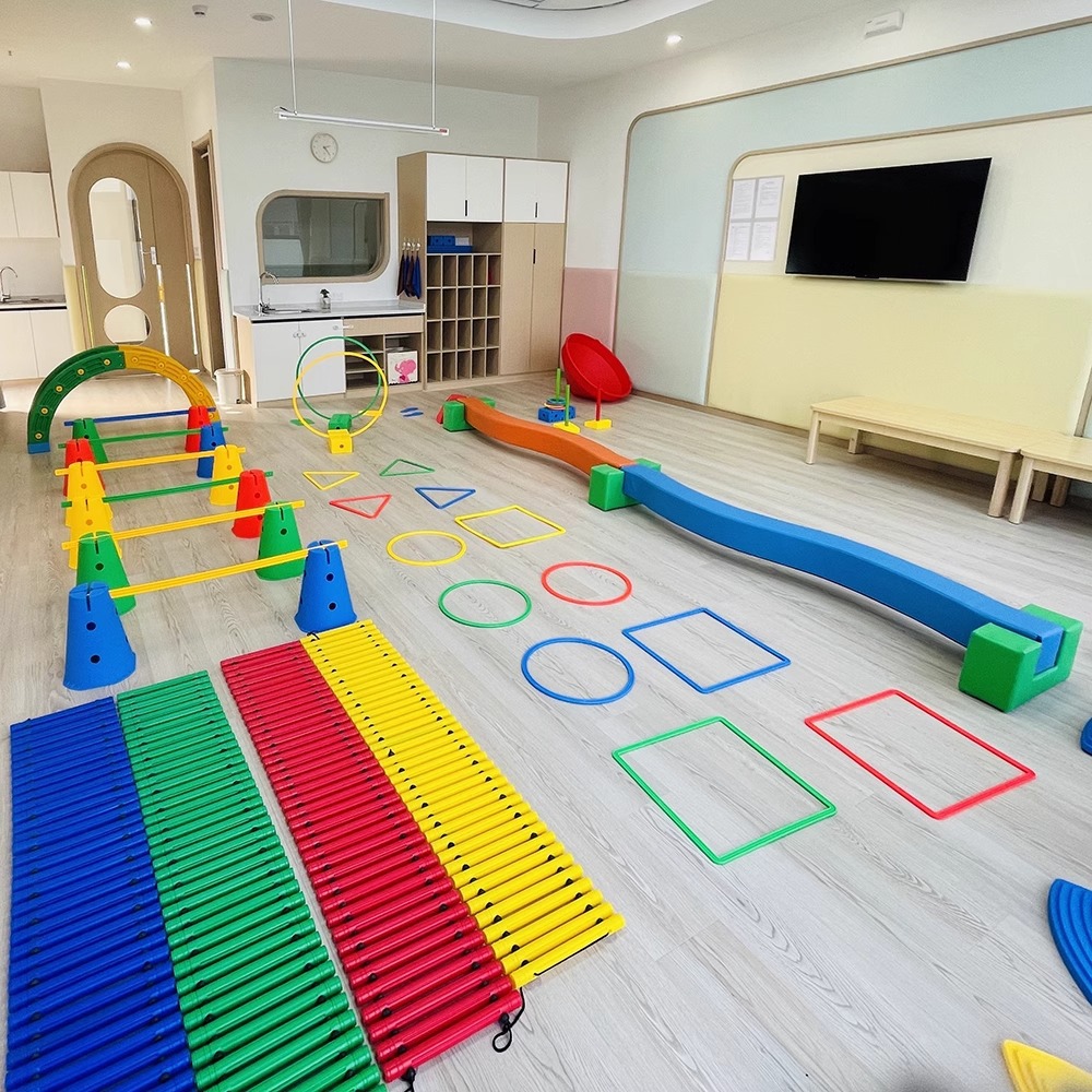 Equipos de entrenamiento para niños de jardín de infantes de equilibrio sensorial tablero táctil actividad deportiva puente de madera grande juguete