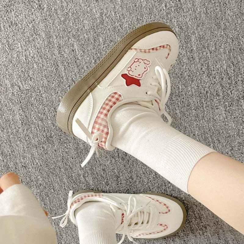 Zapatos blancos de suela gruesa para mujeres 2025 primavera y otoño nuevos zapatos de tablero retro para mujeres nuevos productos de moda zapatos casuales de nicho