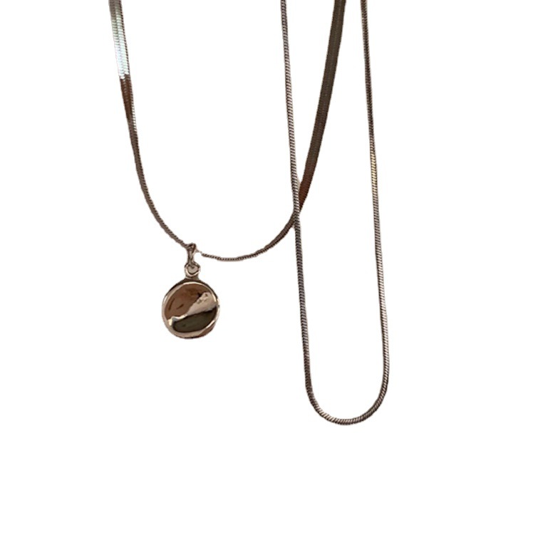 Collana a strati minimalista per donna in stile quiet luxury_voghion.com