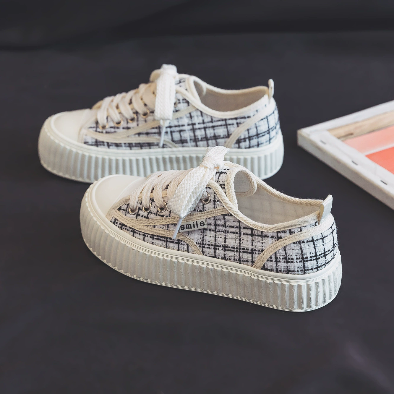 В наличии 2023 Chanel Style Colorblock Клетчатые парусиновые туфли на толстой подошве с увеличенной бисквитной обувью для женщин H1007