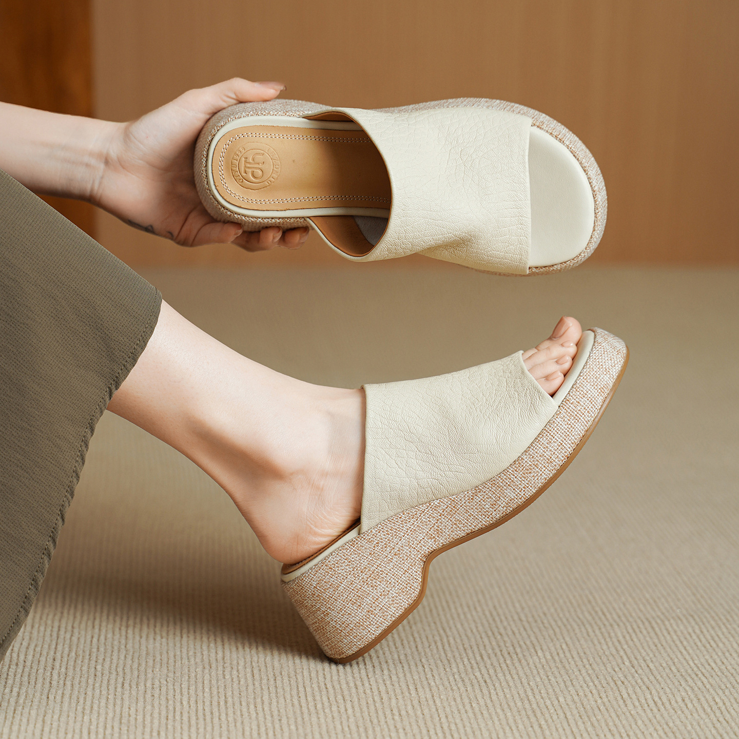 Sandal nữ da cừu gót xuồng hở mũi quai ngang đế dày — Xám voi
