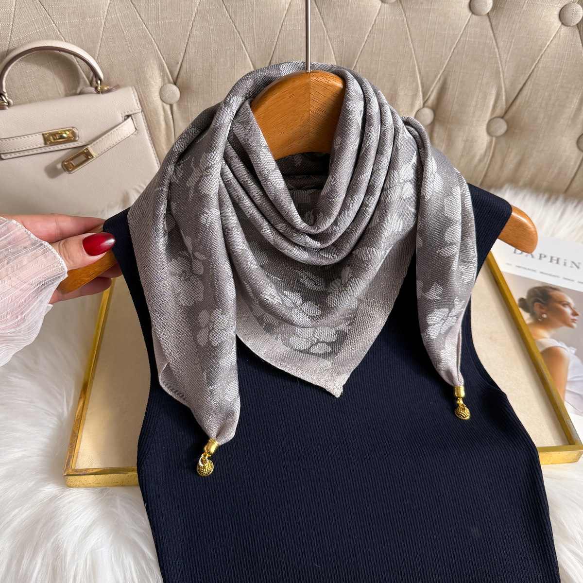 新款提花棉麻围巾秋冬季气质百搭70*70磁扣方巾护颈装饰棉绸丝巾O