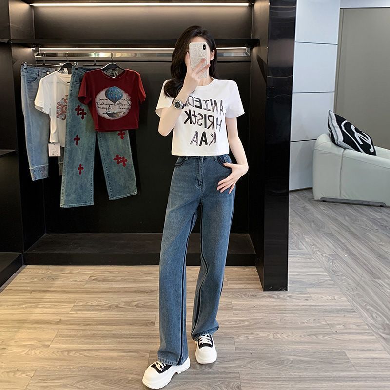 女性のためのナロージーンズスーツ 2024 新しいストレートハイウエストスリムジーンズショート多用途 Tシャツ 2 点セット|undefined