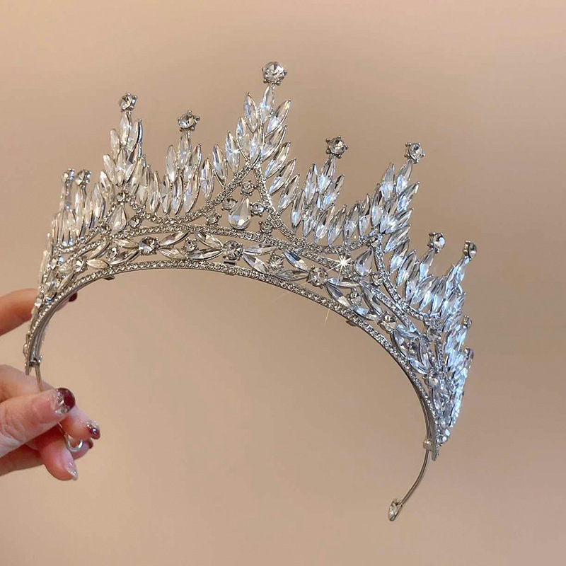 Diadema #32 - Corona de flores con hojas ovaladas y diamantes plateados.