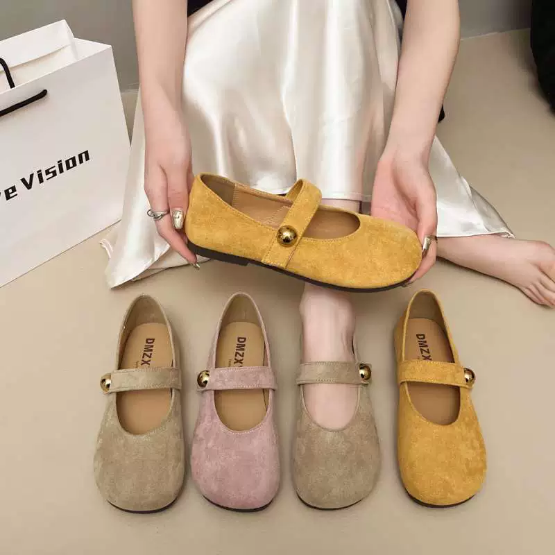 Мягкие, ненапрягающие, плоские, с неглубоким вырезом туфли, популярные женские слипоны 2025 года.