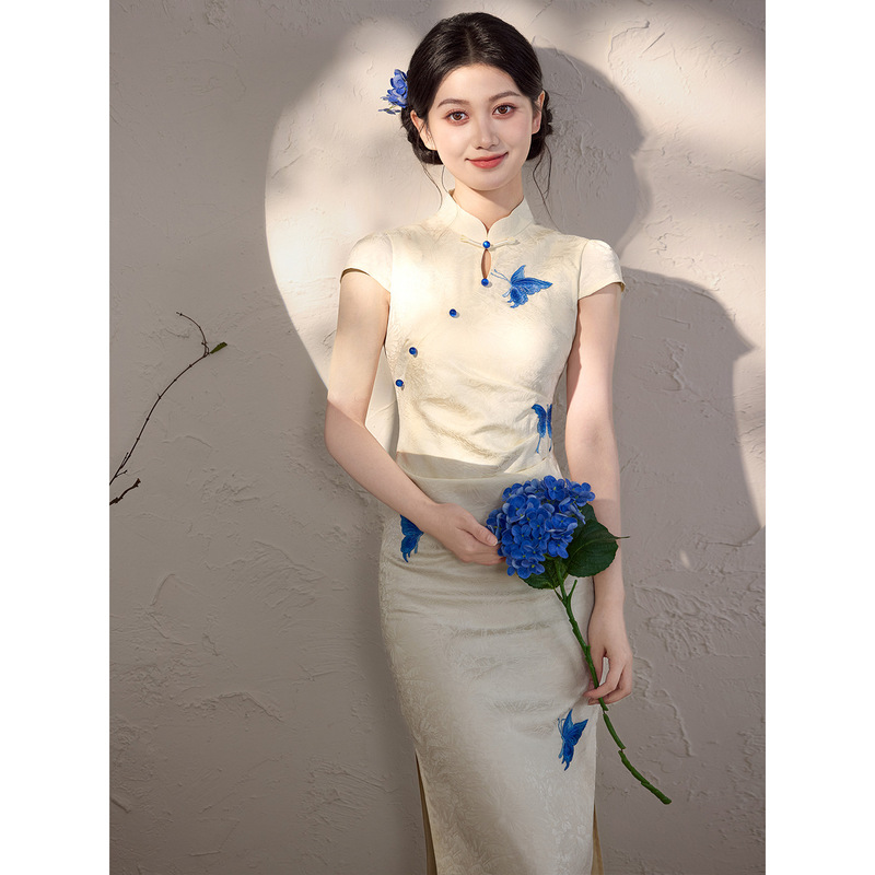 White Qipao Engagement Dress 2026 New Model, New Chinese Style, Stunning and Elegant Embroidered Dress with a High-End Feel White Qipao Engagement Dress 2026 New Model, New Chinese Style, Stunning and Elegant Embroidered Dress with a High-End Feel
