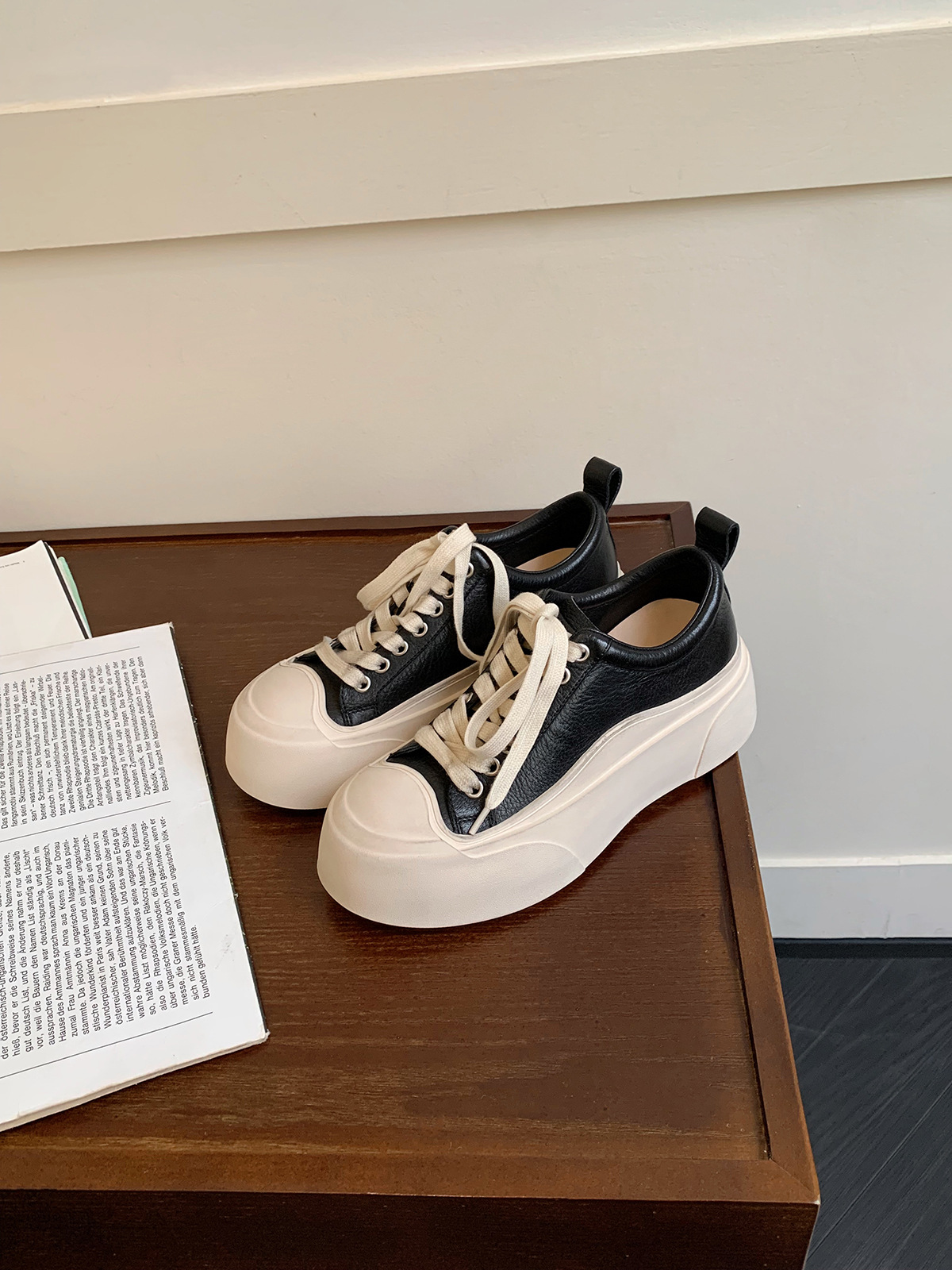 Versión de cuero de vaca ~ Grape Madre con el mismo estilo de zapatos de skate casuales de cabeza redonda para aumentar la altura de la base para hacer viejos zapatos blancos para mujeres