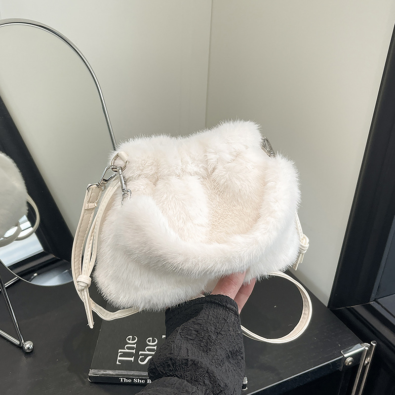 Otoño y invierno explosivo bolso peludo para mujeres 2026 nuevo bolso de mochila versátil súper caliente nicho bolso peludo bolso de cubo