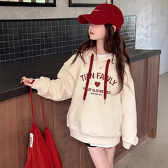 女の子のベルベットと帽子のセーター秋冬2025年の新しい女性の子供のファッションの人気のある子供の秋冬の上着