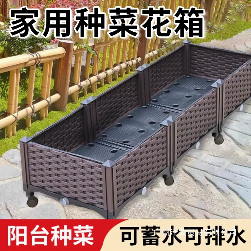 Овощной артефакт На крыше семейного балкона пластиковый прямоугольный большой цветочный горшок на открытом воздухе
