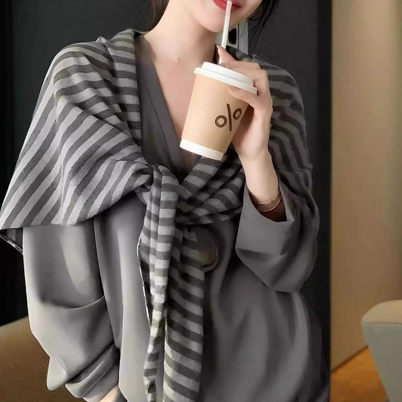 新款时尚简约百搭浅灰条纹披肩丝巾秋季显白氛围感三角披肩女早秋|undefined
