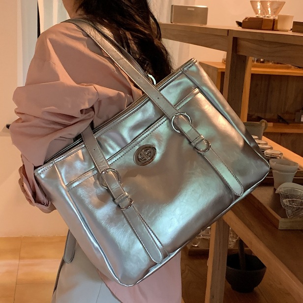 2024 New Retro Motorcycle Bag, Middle Age Underarm Bag, Women's Large Capacity Tote Bag, Simple Texture Shoulder Bag_voghion.com