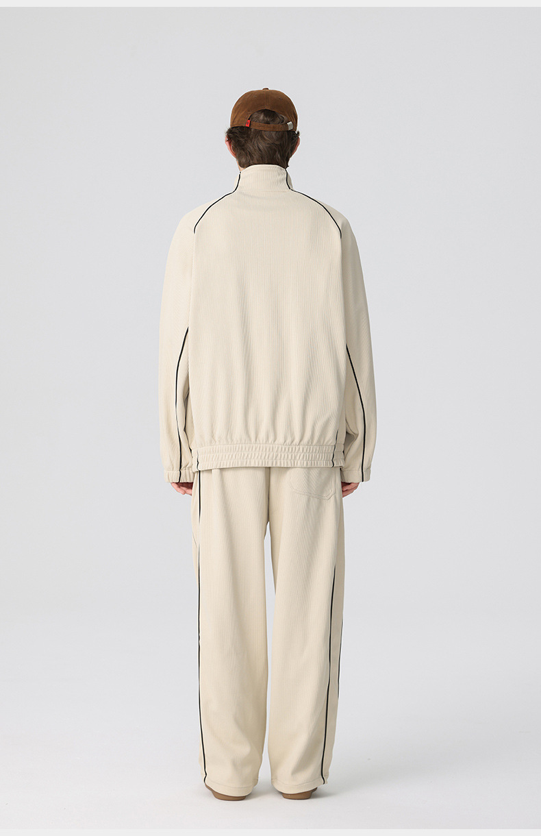 Completo casual da uomo alla moda con colletto alto, giacca, pantaloni a gamba larga, modello cardigan dal design ampio abbinato a pantaloni sportivi_voghion.com